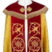 capa pluvial bordada dorada