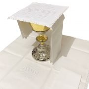 servicio de altar blanco con la cruz de jerusalem