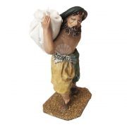 pastor con saco en la espalda