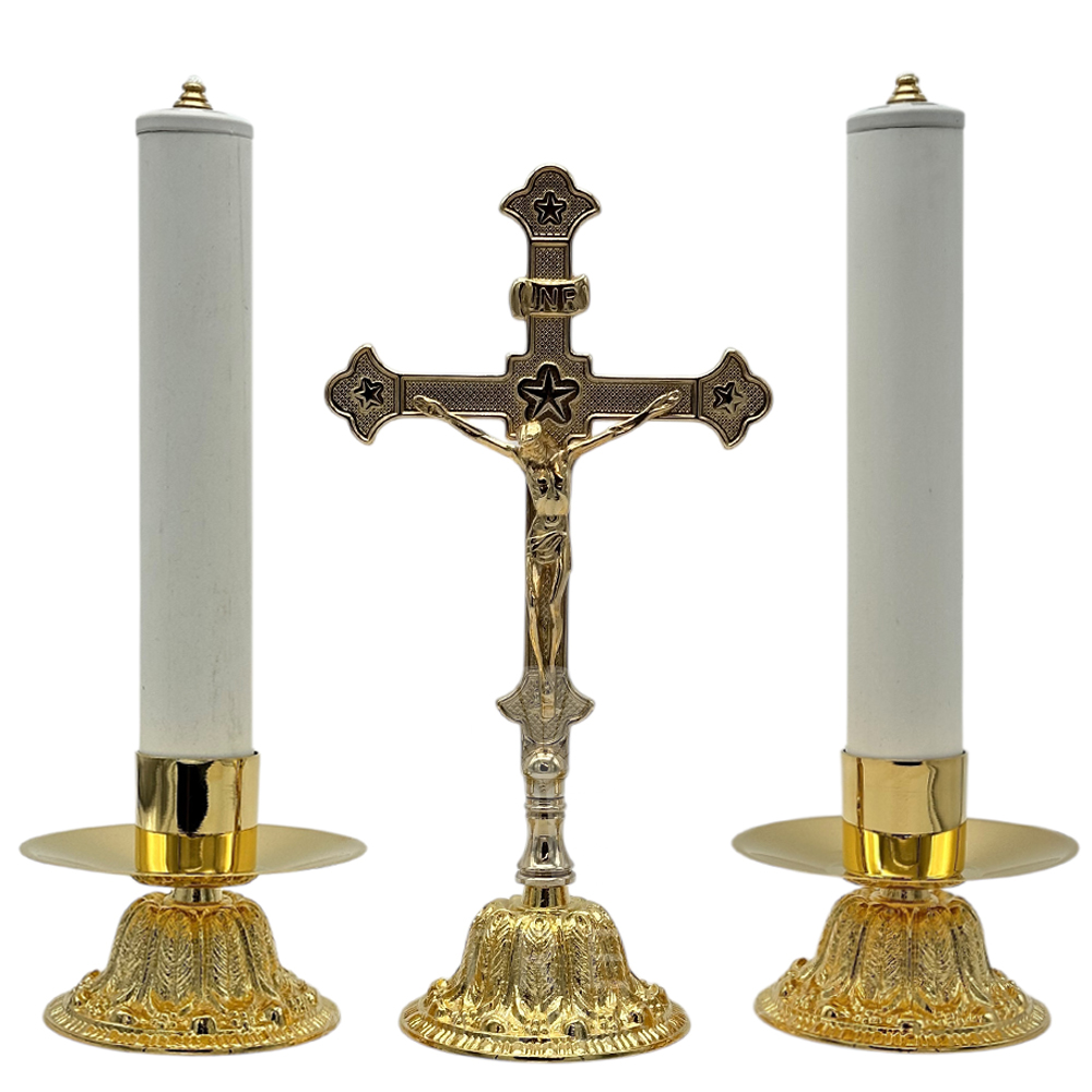 cruz y candeleros de altar con velas